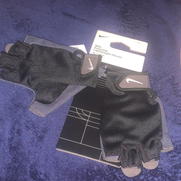 Nike Men's Black and Gray Fingerless lightweight training Gloves - Picture 1 of 4